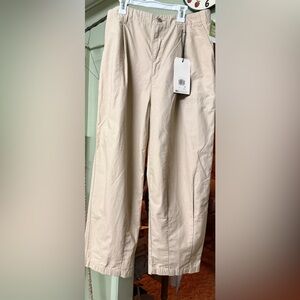 Women’s Levi High Wasted Barrel Pants.